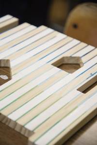 木材に白色でラインを塗った家具づくりワークショップ完成品の写真