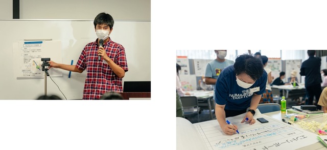 左：紙が貼られているホワイトボードの右側に男性が立ちマイクを持って話をしている写真。右：机に置かれたエントリーボードの用紙に記入している男性の写真
