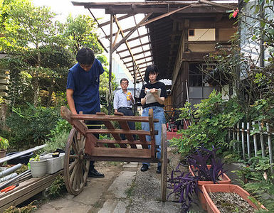 民家の敷地内の通りに置かれた谷田部で譲り受けた大八車の写真