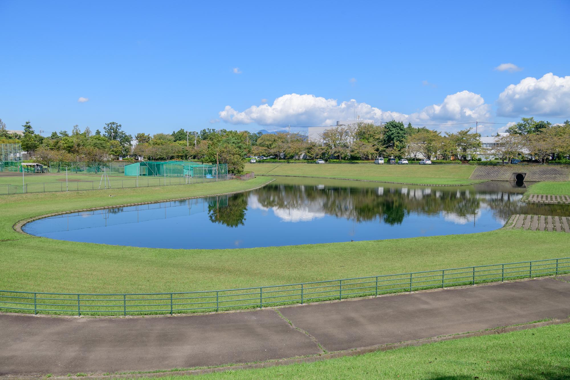 野球場と調整池がある大崎公園の写真