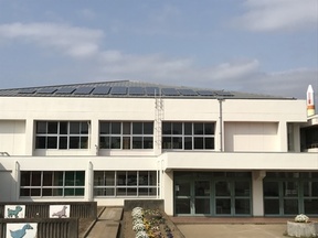 吾妻小学校の太陽光発電システムの写真
