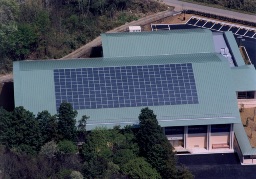 旧筑波西中学校の太陽光発電システムの写真