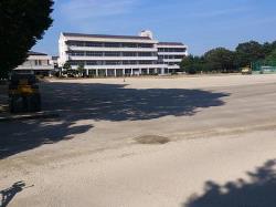 除染作業の工事が完了した高崎中学校の外観とグラウンドの写真