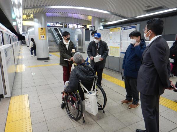 つくば駅でまち歩き点検をする様子