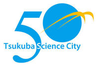 白背景に、青い文字で「50 Tsukuba Science City」と書かれ、青い円を模した数字の「0」の上に、ブーメランのような湾曲状の黄色い線が描かれたロゴマーク