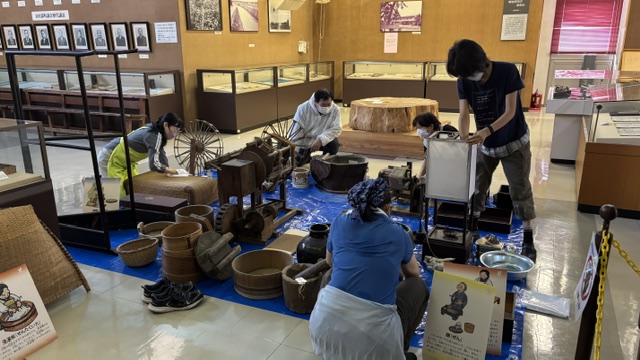 谷田部郷土資料館の民具清掃