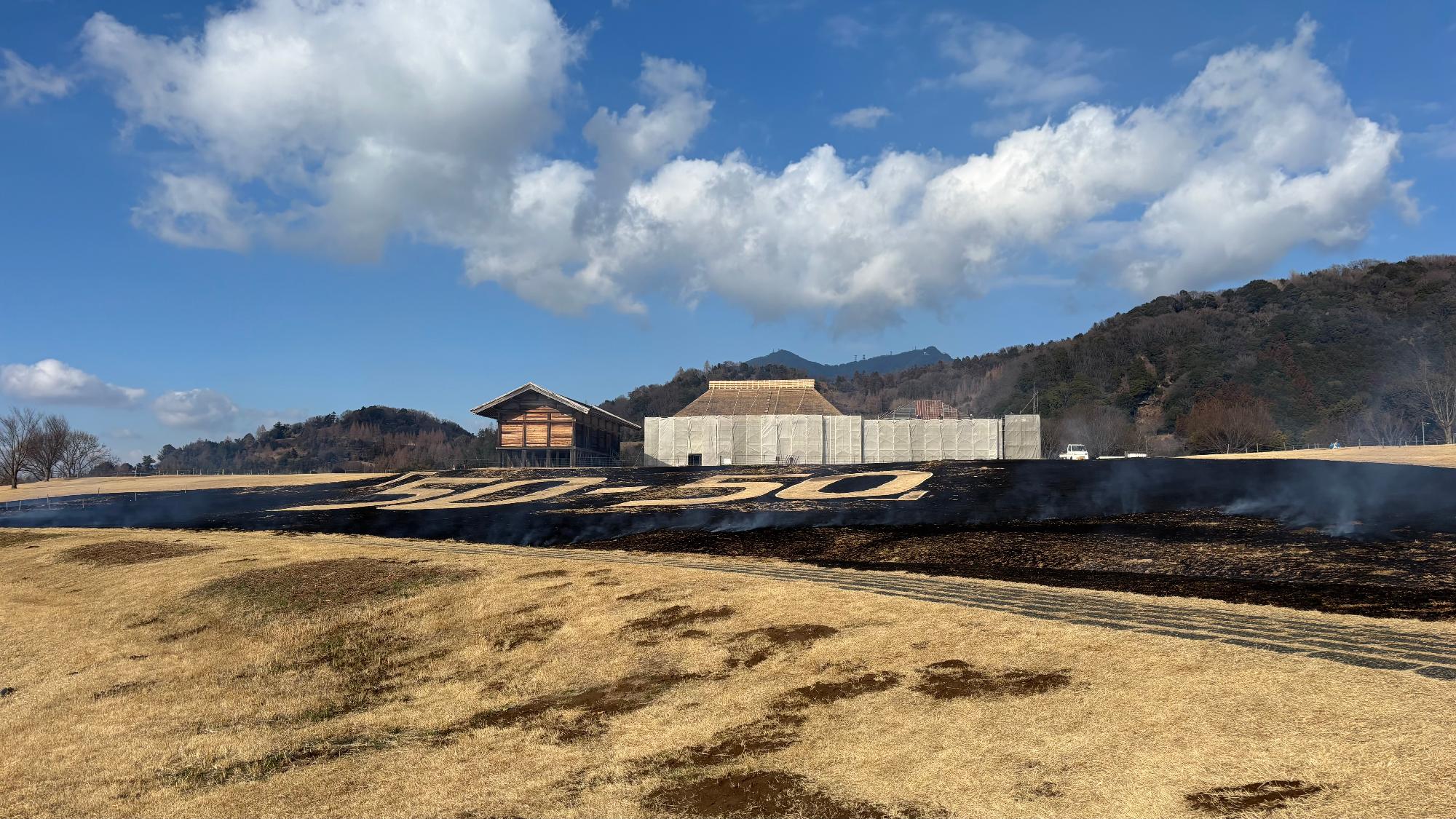 「50-50」と書かれた平沢官衙遺跡歴史ひろば芝文字の写真（令和7年1月の様子）