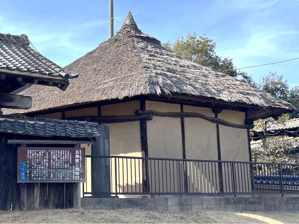 茅の劣化が進む五角堂