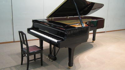 アルスホールのグランドピアノYAMAHA CF3の写真