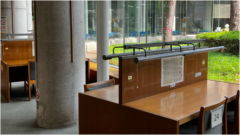 中央図書館閲覧席（中庭側）写真