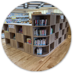 研究学園小学校図書室内部の写真