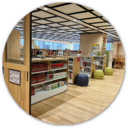 みどりの南小学校図書室内部の写真