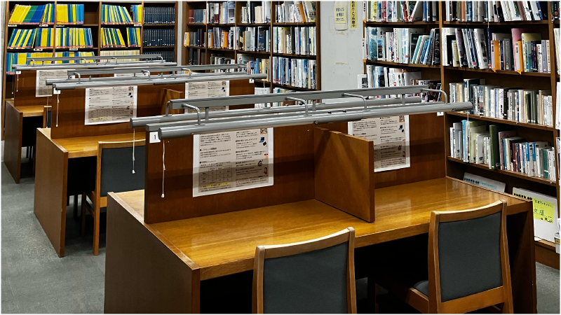 中央図書館閲覧席（レファレンス側）写真
