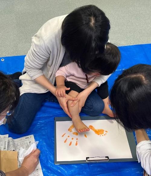 手形足形をつくろうの様子