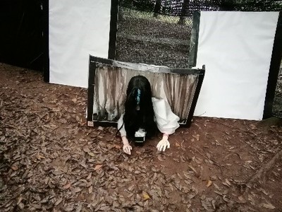 おばけの森に設置された、髪の長い幽霊がテレビから飛び出している怖い人形の写真
