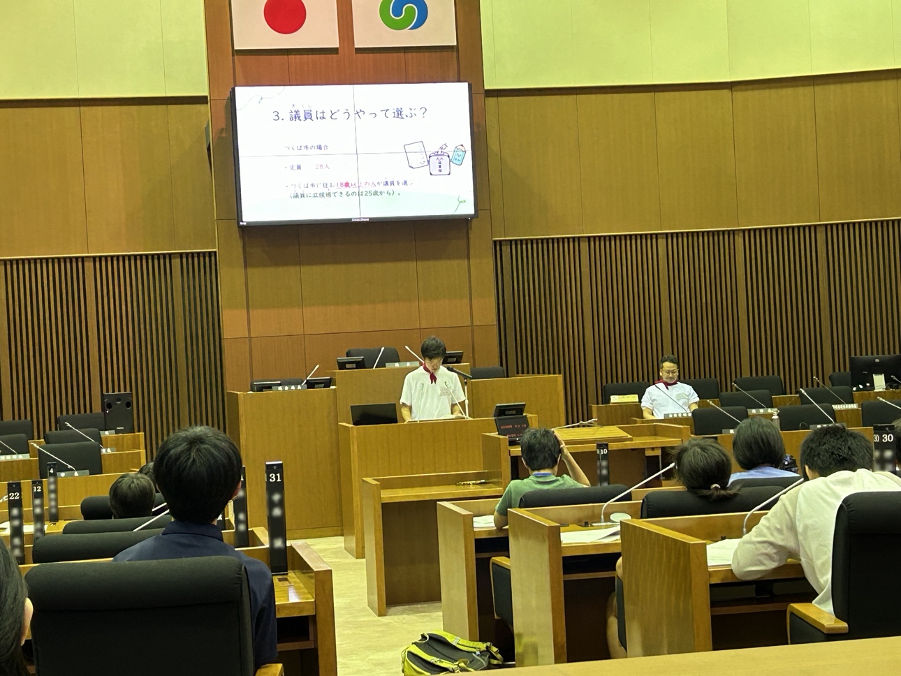 つくば市議会クイズを進行している様子です。