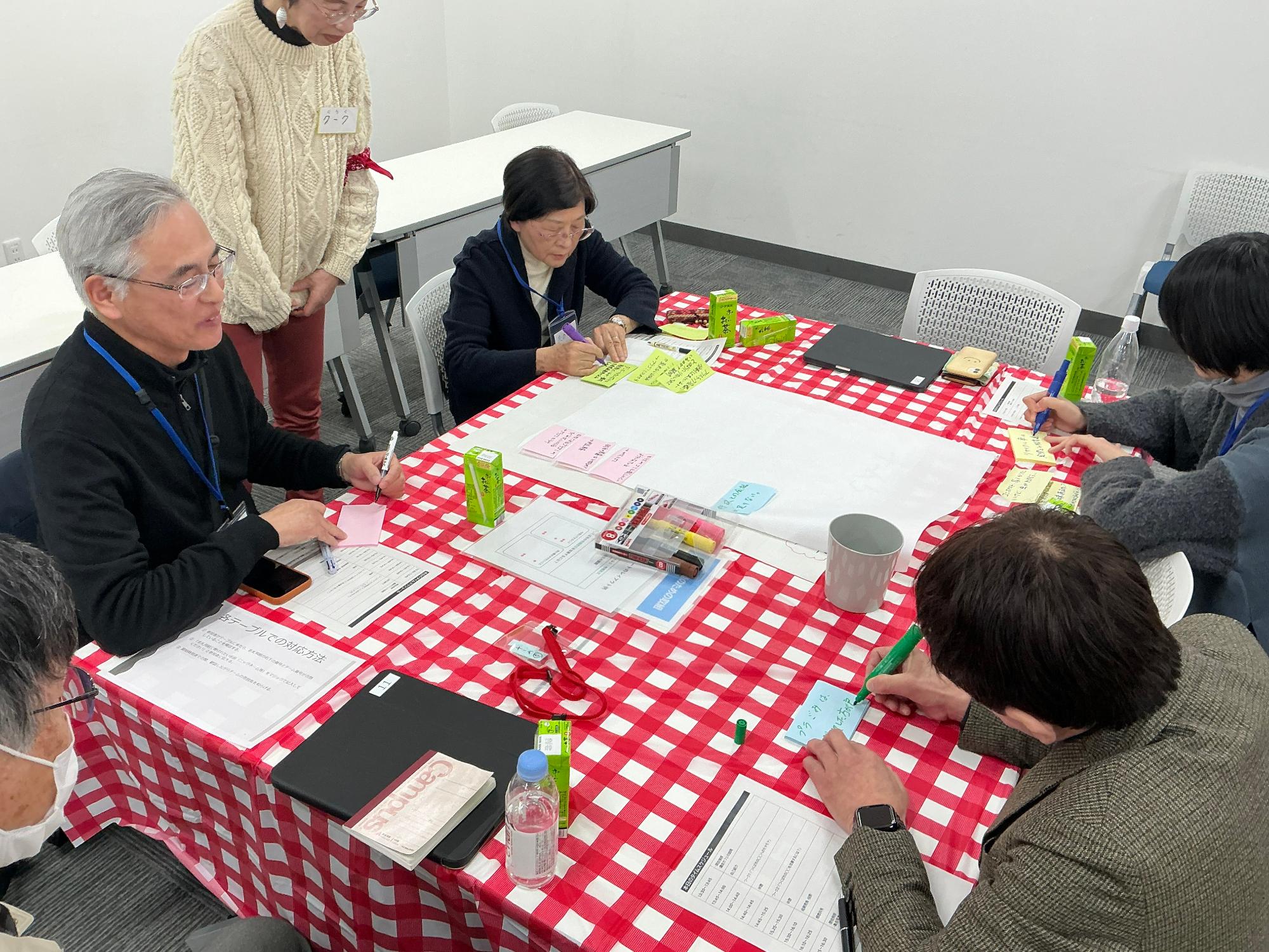 意見を書き出す様子