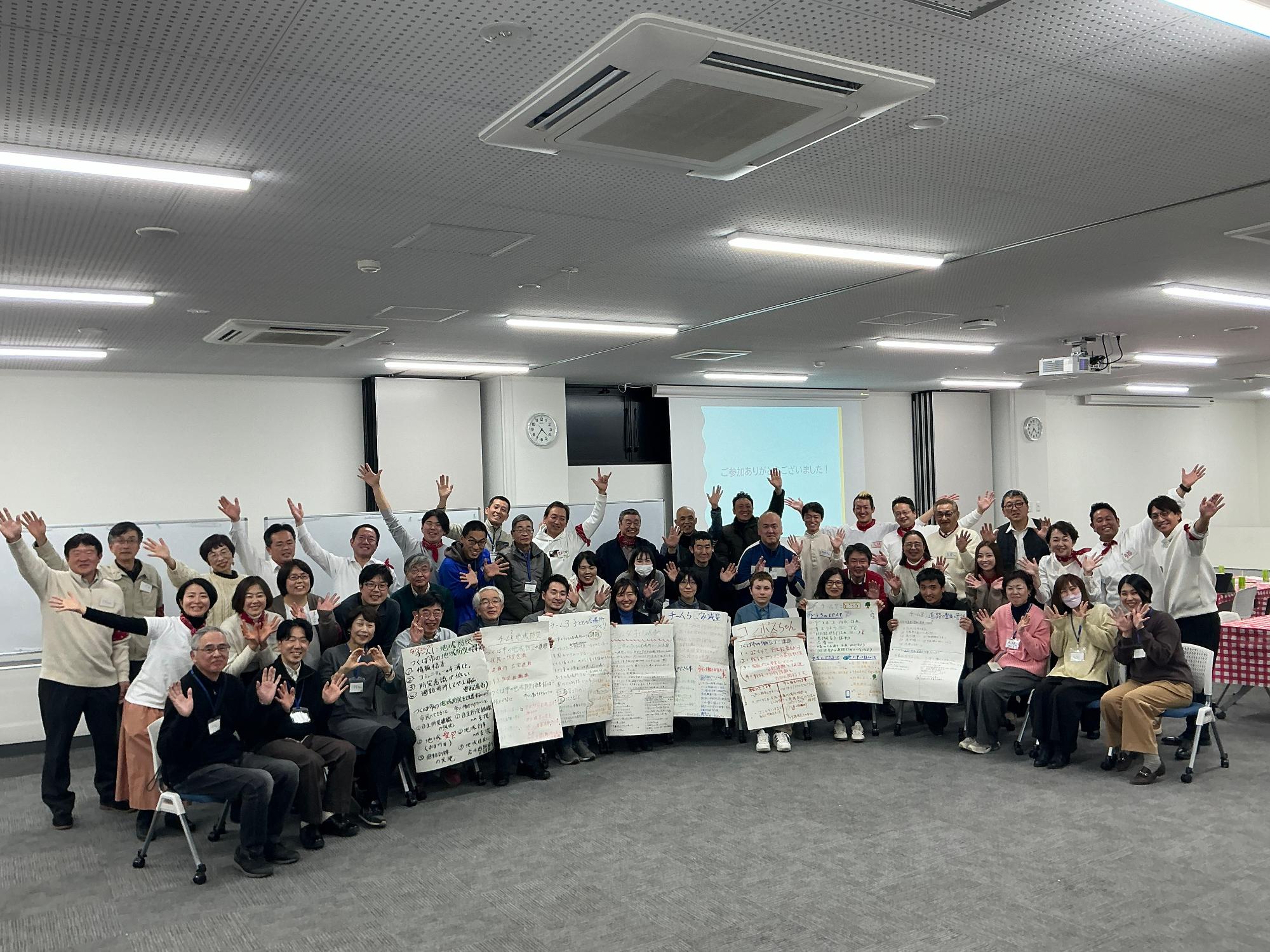 参加者と議員との集合写真