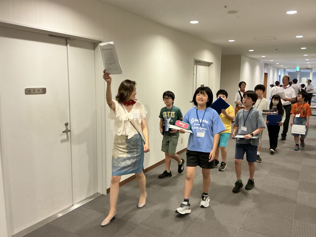 キーワードラリーでグループで廊下を歩く様子