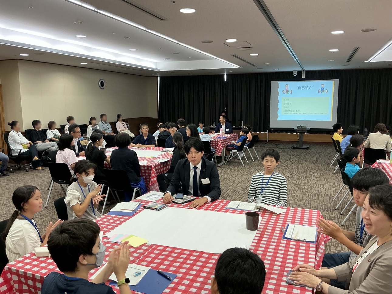 プチこども議会カフェで各テーブルで談笑する様子