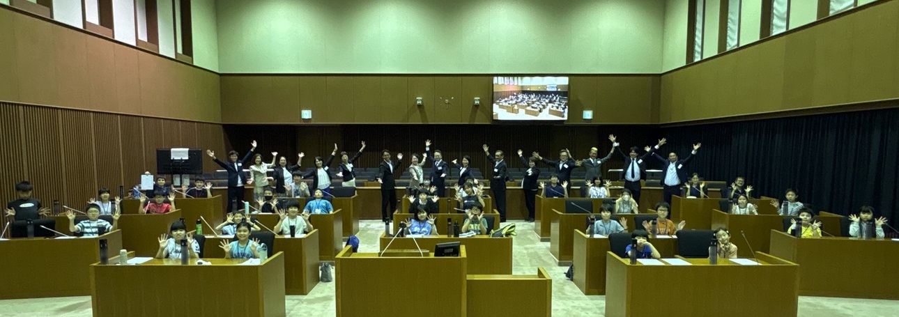 参加者と議員の集合写真です