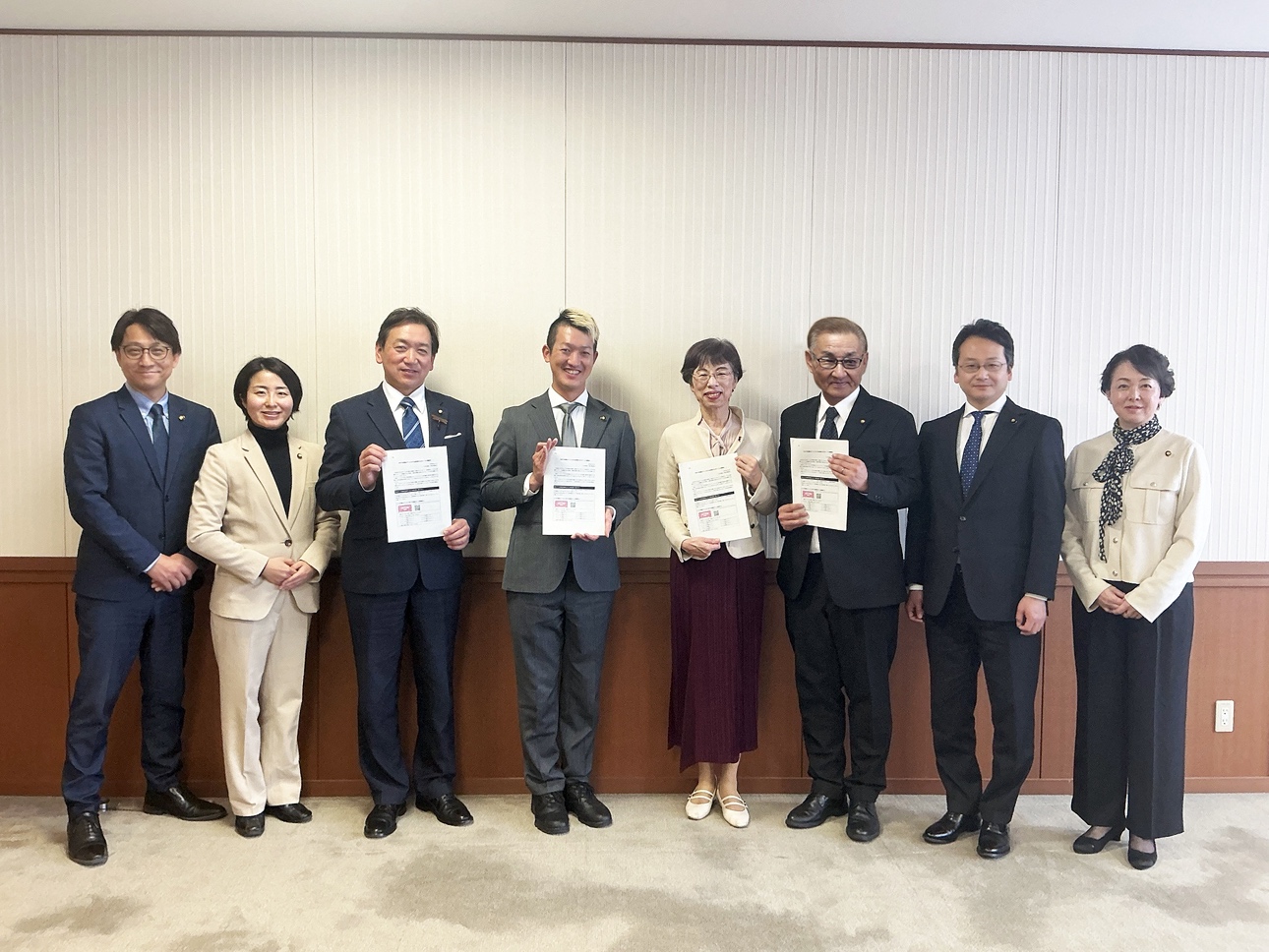 まとめシートを4常任委員長に提出する様子