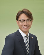 議席番号8アオキシンヤ議員の写真です。