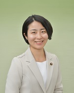 議席番号13カワクボミナミ議員の写真です。