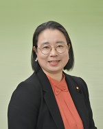 議席番号14カワムラナオコ議員の写真です。