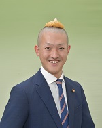 議席番号12コムラマサフミ議員の写真です。