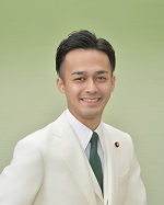 議席番号2サカキバラアリーゼ議員の写真です。
