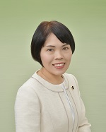 議席番号9シノウチサチヨ議員の写真です。