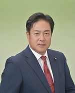 議席番号26ツカモトヨウジ議員の写真です。