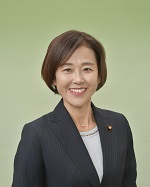 議席番号10ワタナベミネコ議員の写真です。