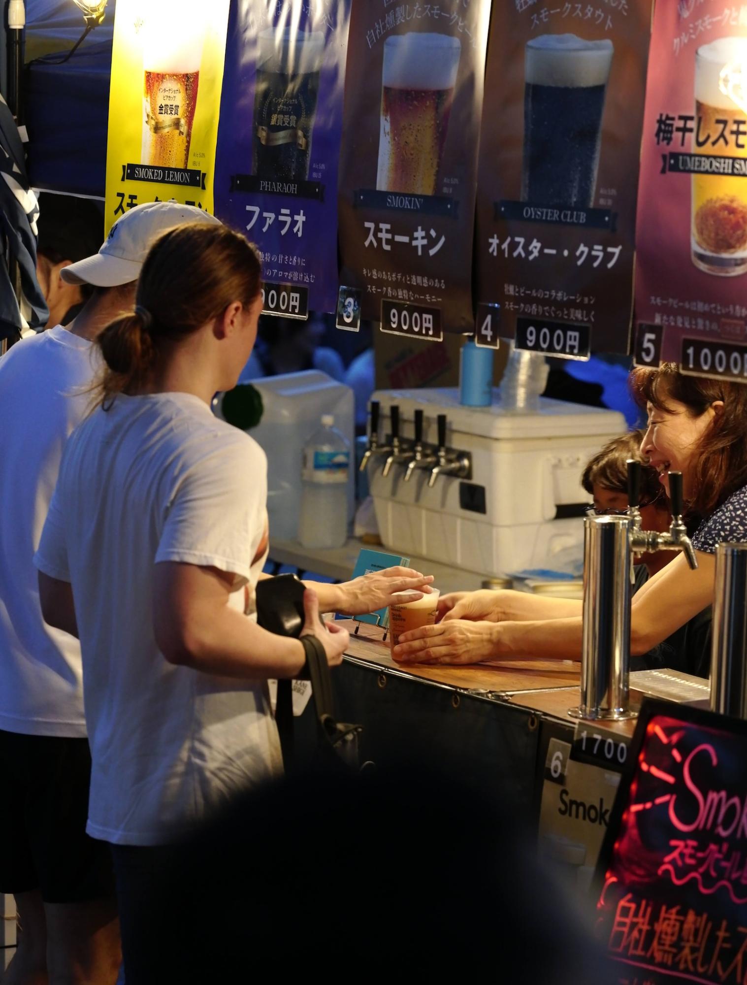 お客さんにビールを渡す昨年の出店者さん
