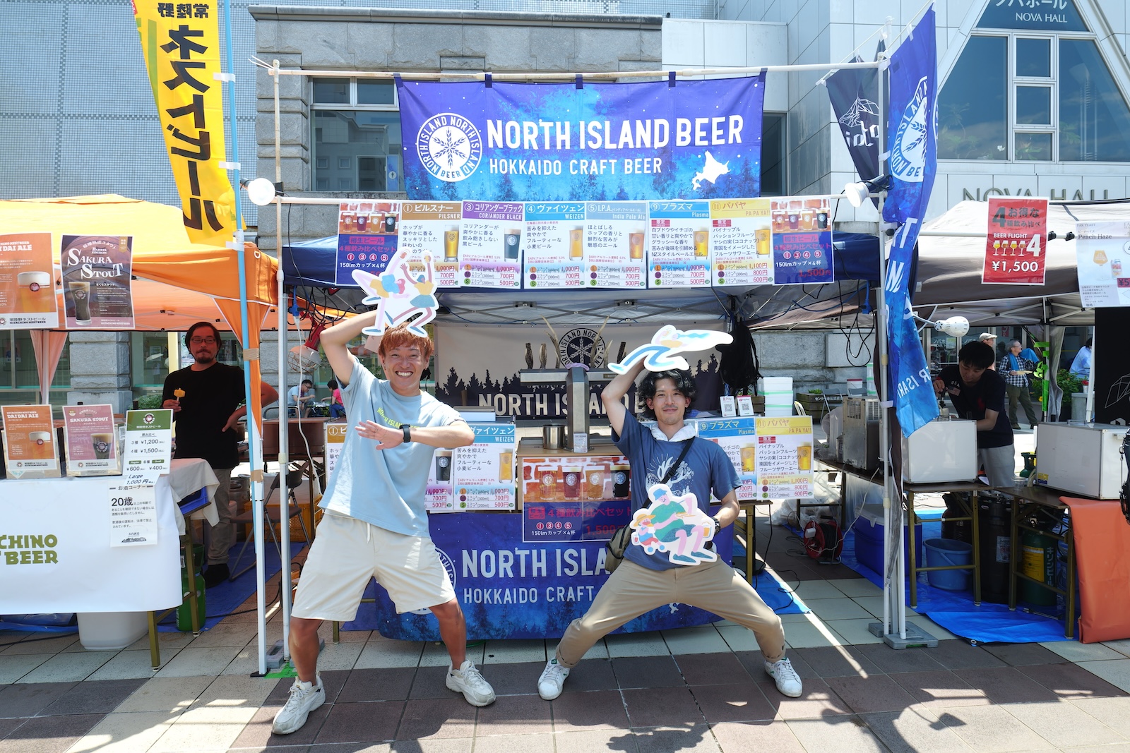 イベントの記念撮影グッズを持って楽しいポーズを決める出店者さん