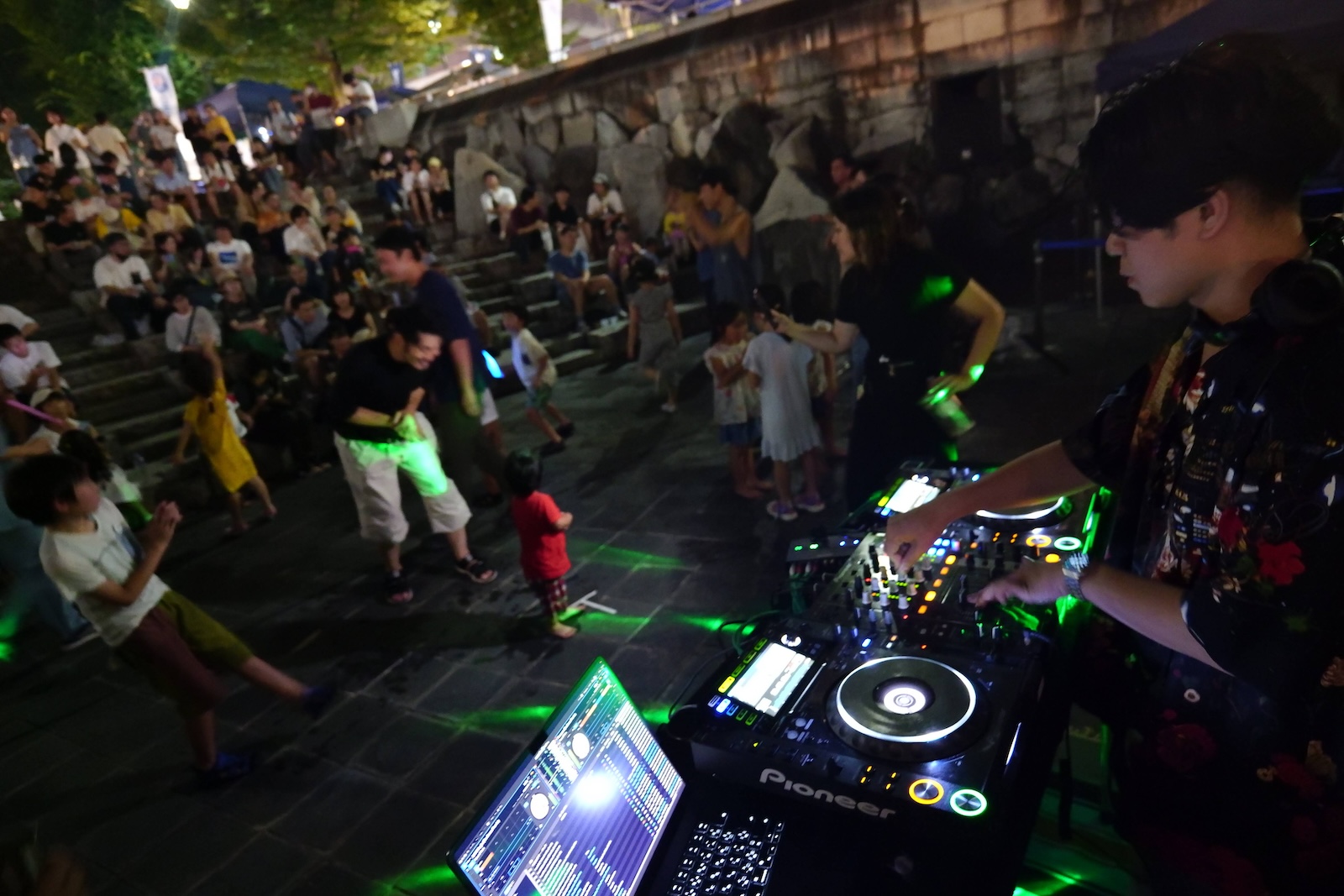 DJブースとステップを踏む親子