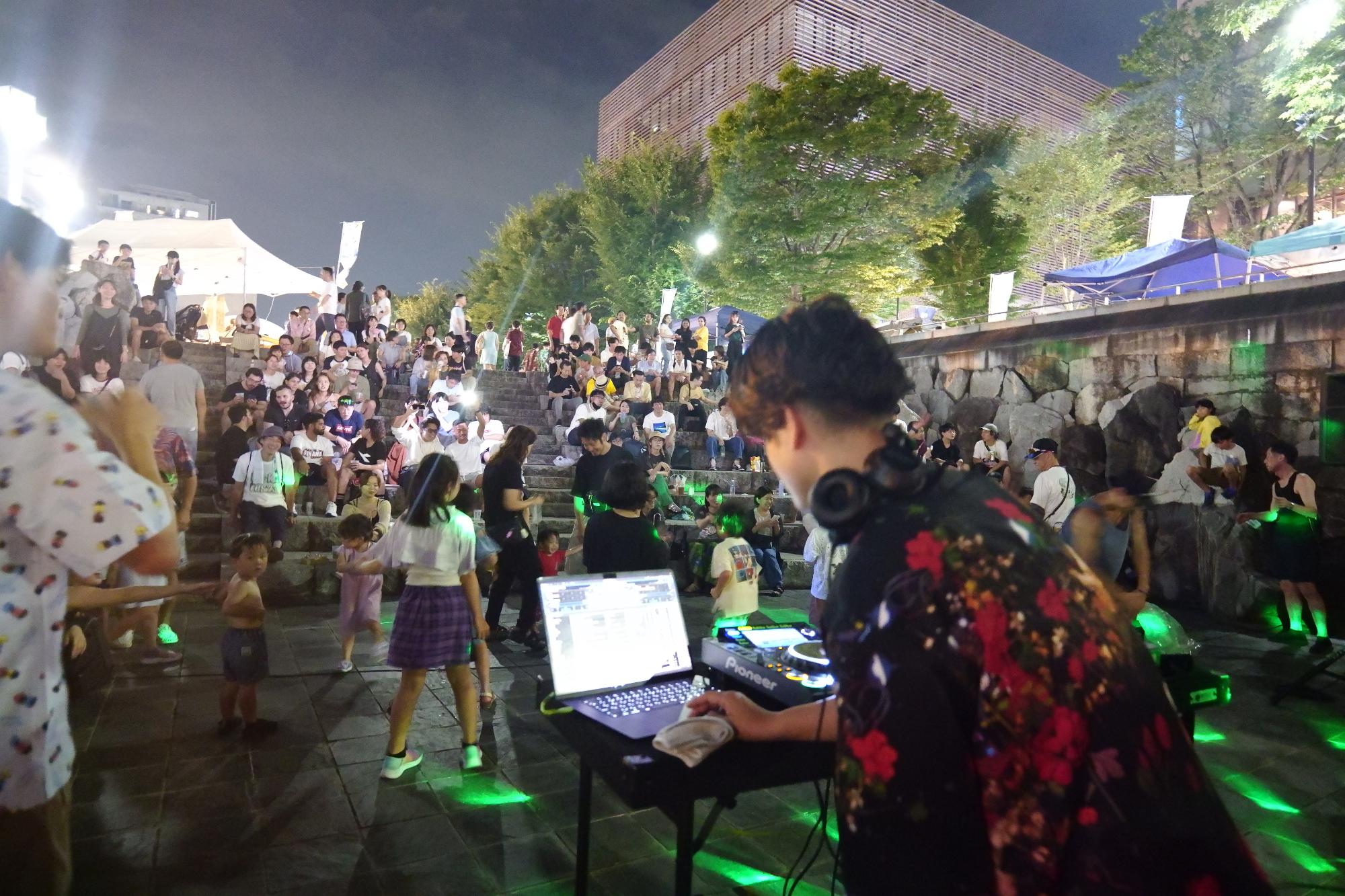 DJブースと周りで踊る子供や大人達