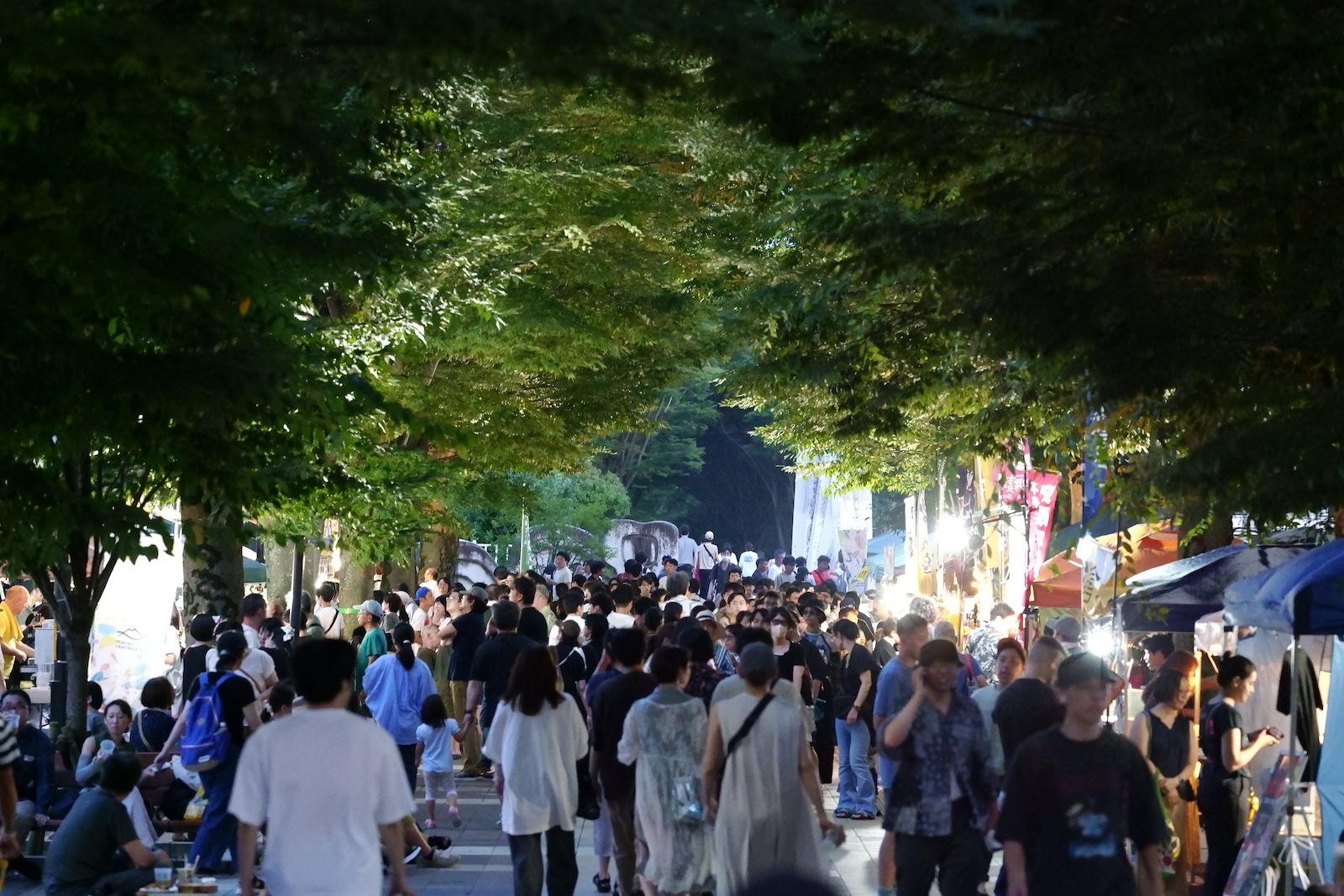 賑わうつくばセンター広場の会場の写真