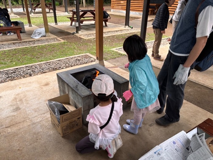 火起こし中の子供たち