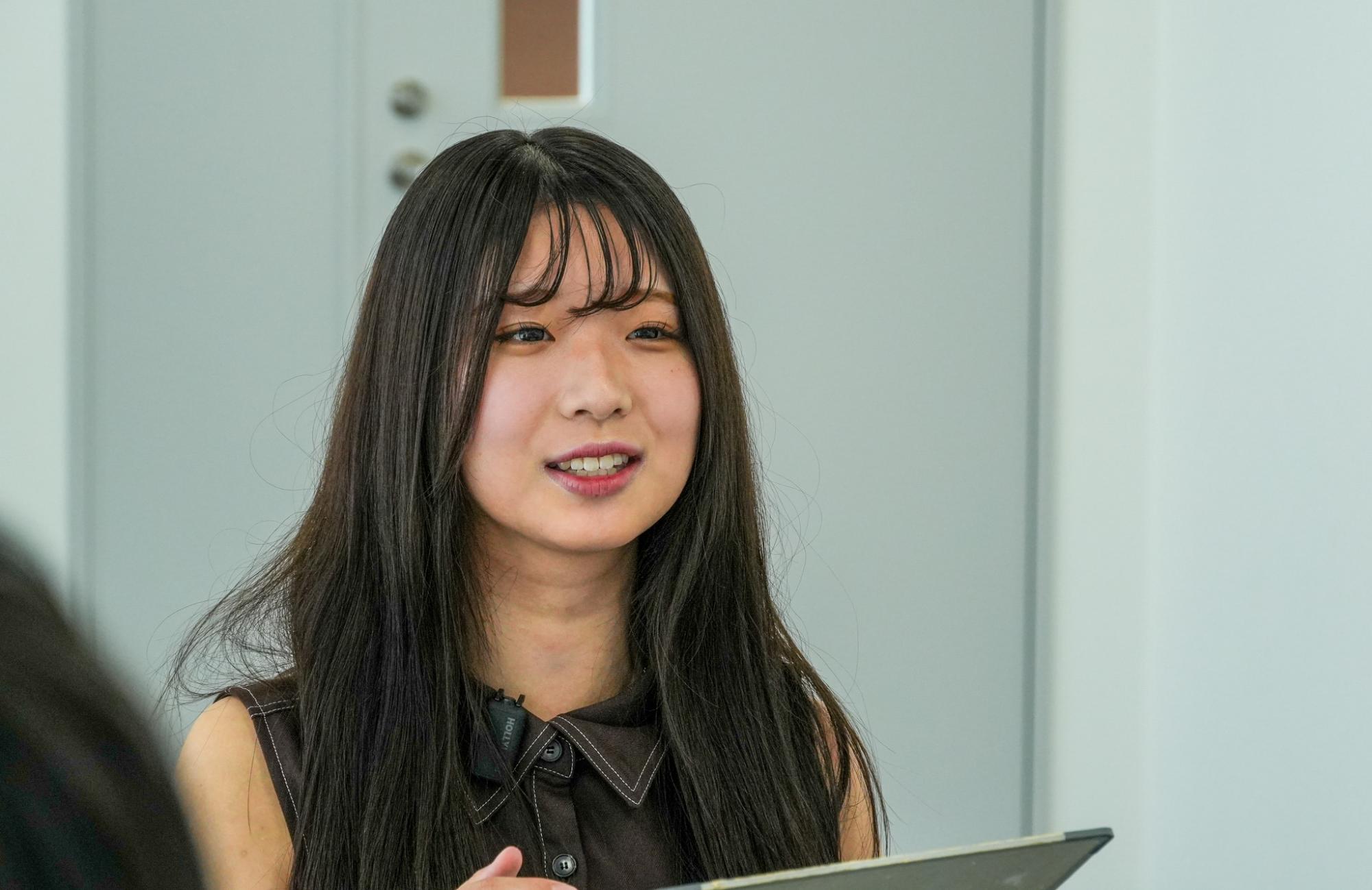 インタビューをする鉄谷さん