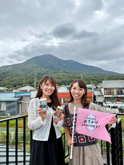 筑波山を背景に記念写真