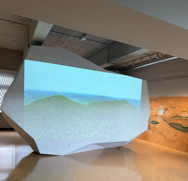 岩石の形をしたモニターでの映像展示