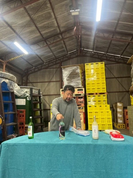 お酒を並べている様子