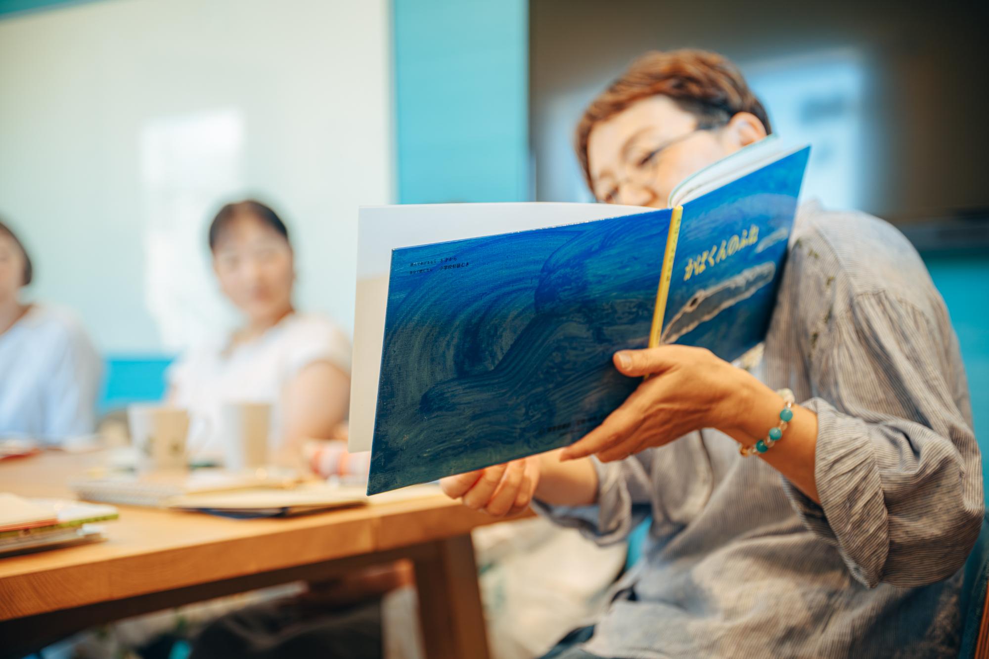 読み聞かせをする原田さん