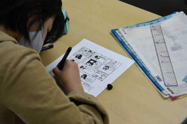 漫画を描いている様子