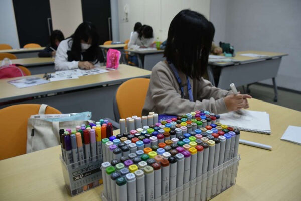 教室で作品を作る生徒たち