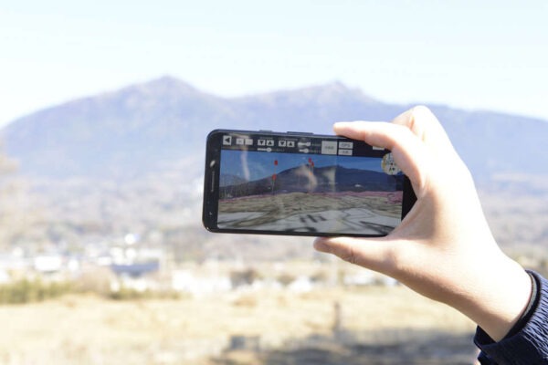 筑波山にスマートフォンを向ける様子アップ