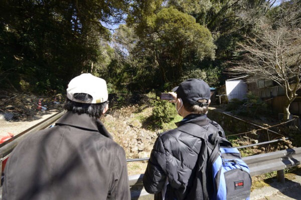 筑波山梅林にスマホをかざしている様子