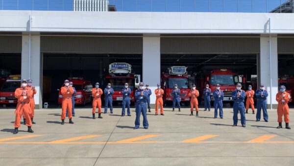 消防職員が拍手をしている様子